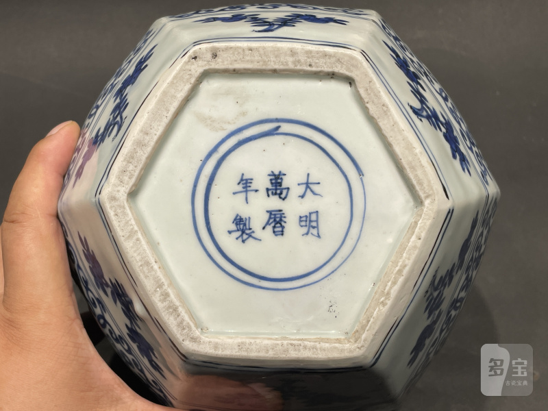 明万历 青花开光六方凤纹罐 - 图9
